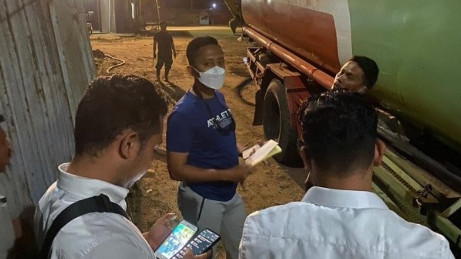Personil Subdit IV Ditreskrimsus Polda Jambi satu unit truk tangki pembawa BBM ilegal