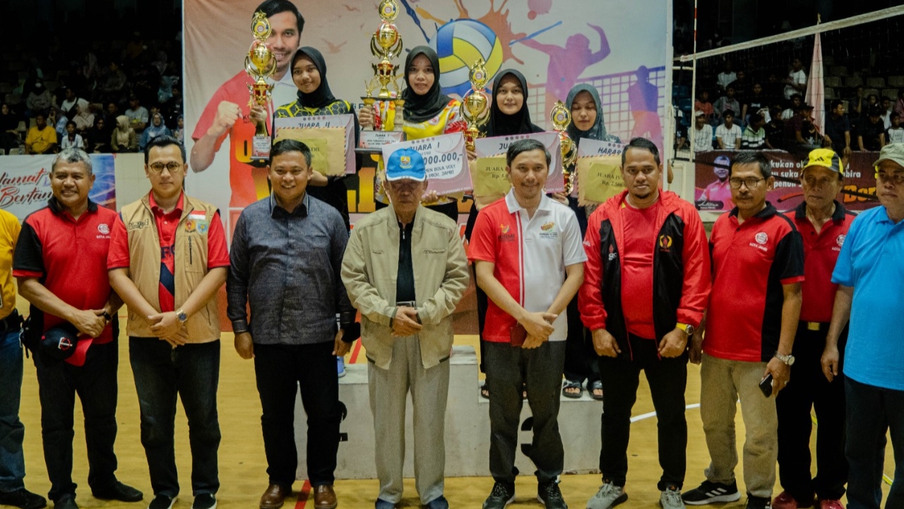 Penyerahan hadiah pemenang Openg Turnament Volly Ball Ketua DPRD Provinsi Jambi, Rabu (30/11)