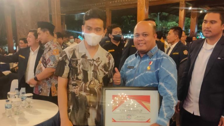 Wabup Robby saat terima penghargaan Satya Lancana Dharma Aditya Karya Mahatva Yodha