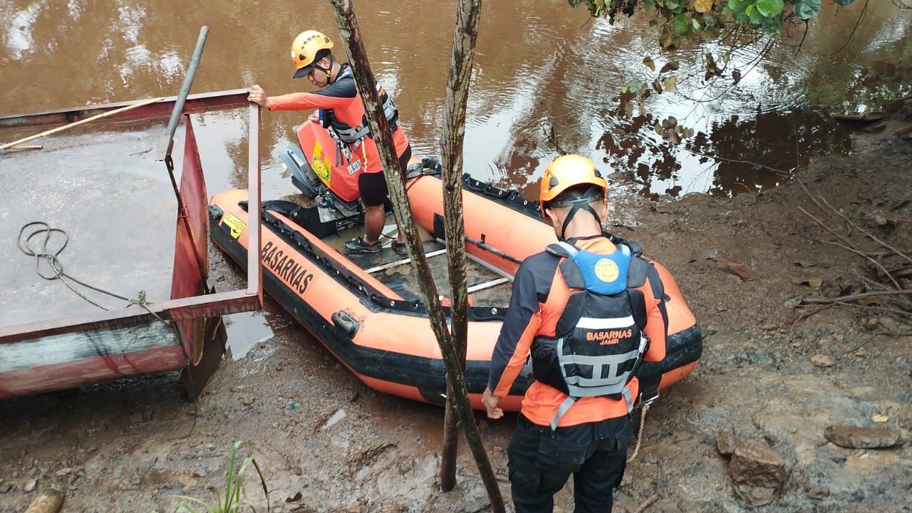 Petugas Basarnas saat pencarian Nuryasin korban diterkam buaya di Sungai Dendang Tanjab Timur 