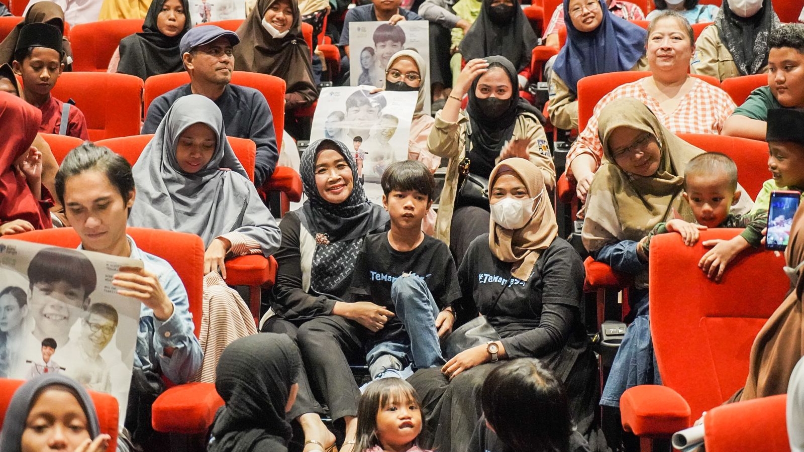 Hesti Haris dan anak SLB nobar film Tegar di studio XXI Lippo Plaza, Selasa (6/12)