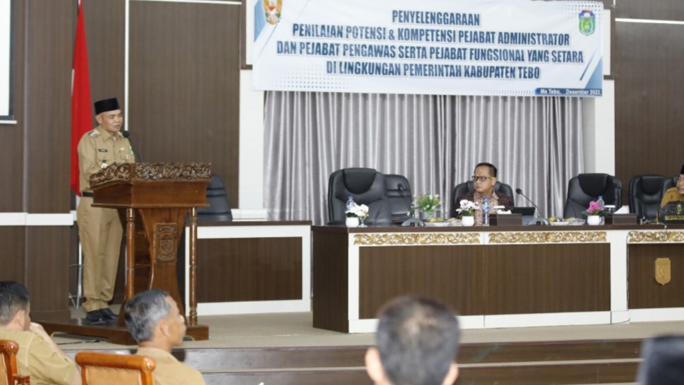 Pj Bupati Aspan saat assessment pejabat eselon III dan IV di Aula DPRD Tebo, Selasa (6/12)
