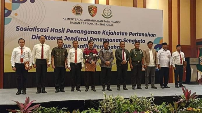 Asisten Tindak Pidana Umum menerima piagam penghargaan dari Menteri ATR/BPN, Rabu (7/12)