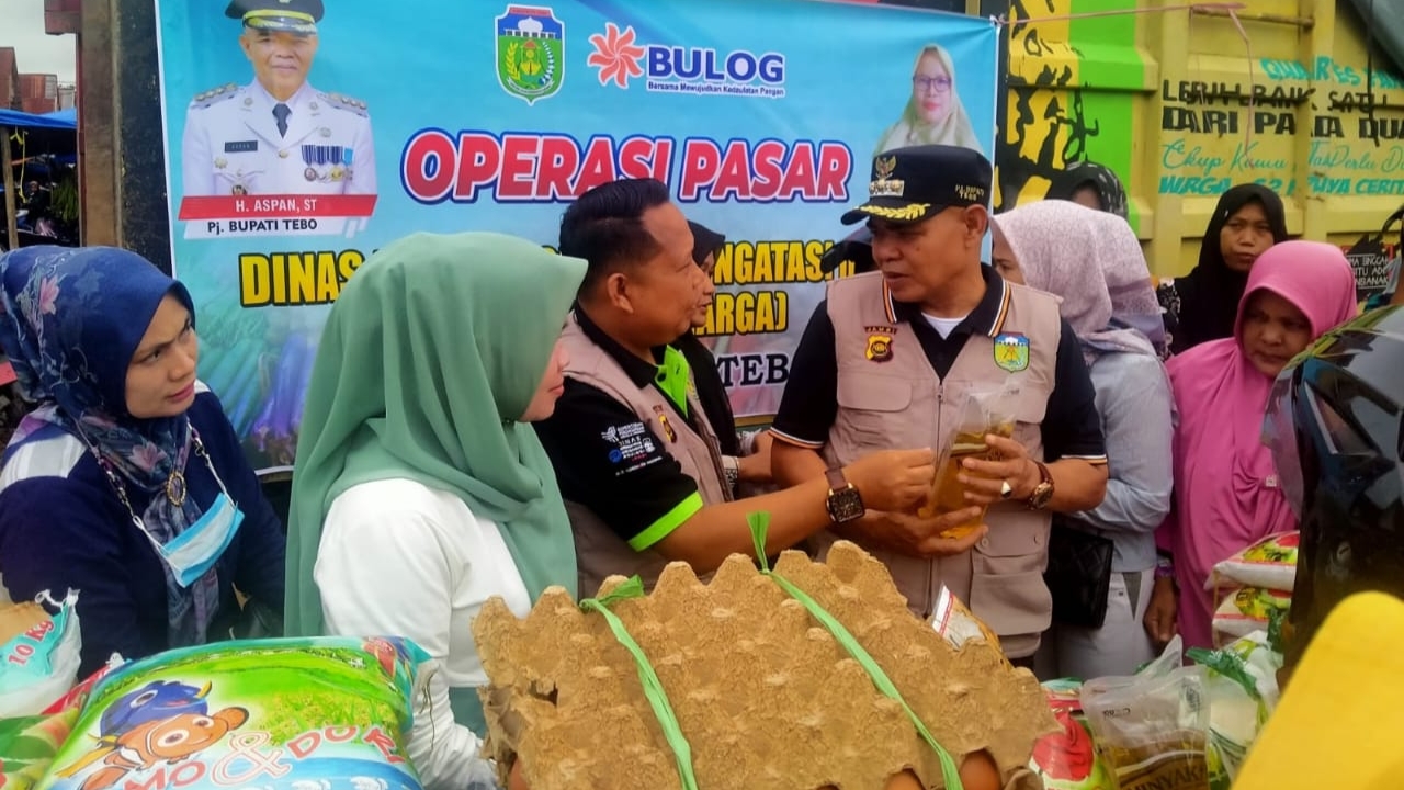Pj Bupati Aspan saat operasi pasar di Pasar Bungur Muara Tebo, Minggu (11/12)