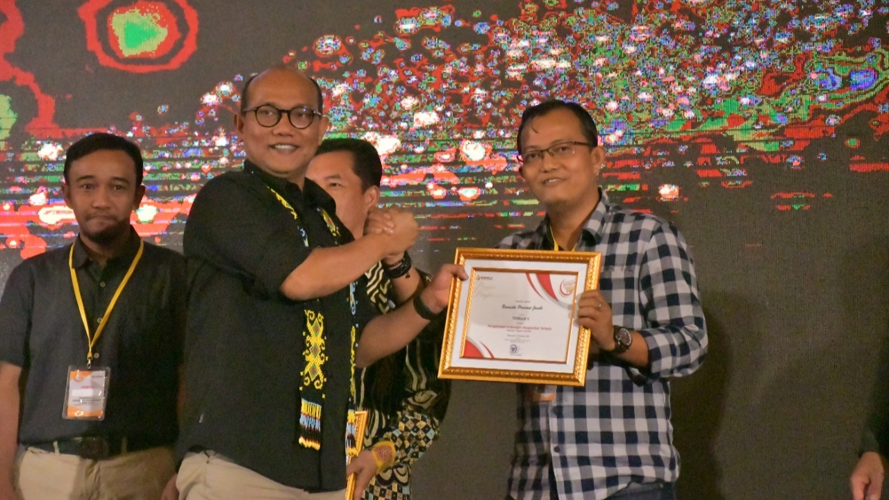 Paul terima penghargaan bidang kehumasan Bawaslu 2022 di Kota Balikpapan, Senin (12/12) malam