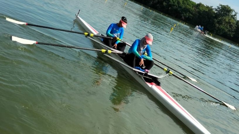 Tiara-Feni berlaga di final Rowing Putri Double Kejurnas Dayung Situ Cipule Karawang, Sabtu (17/12)