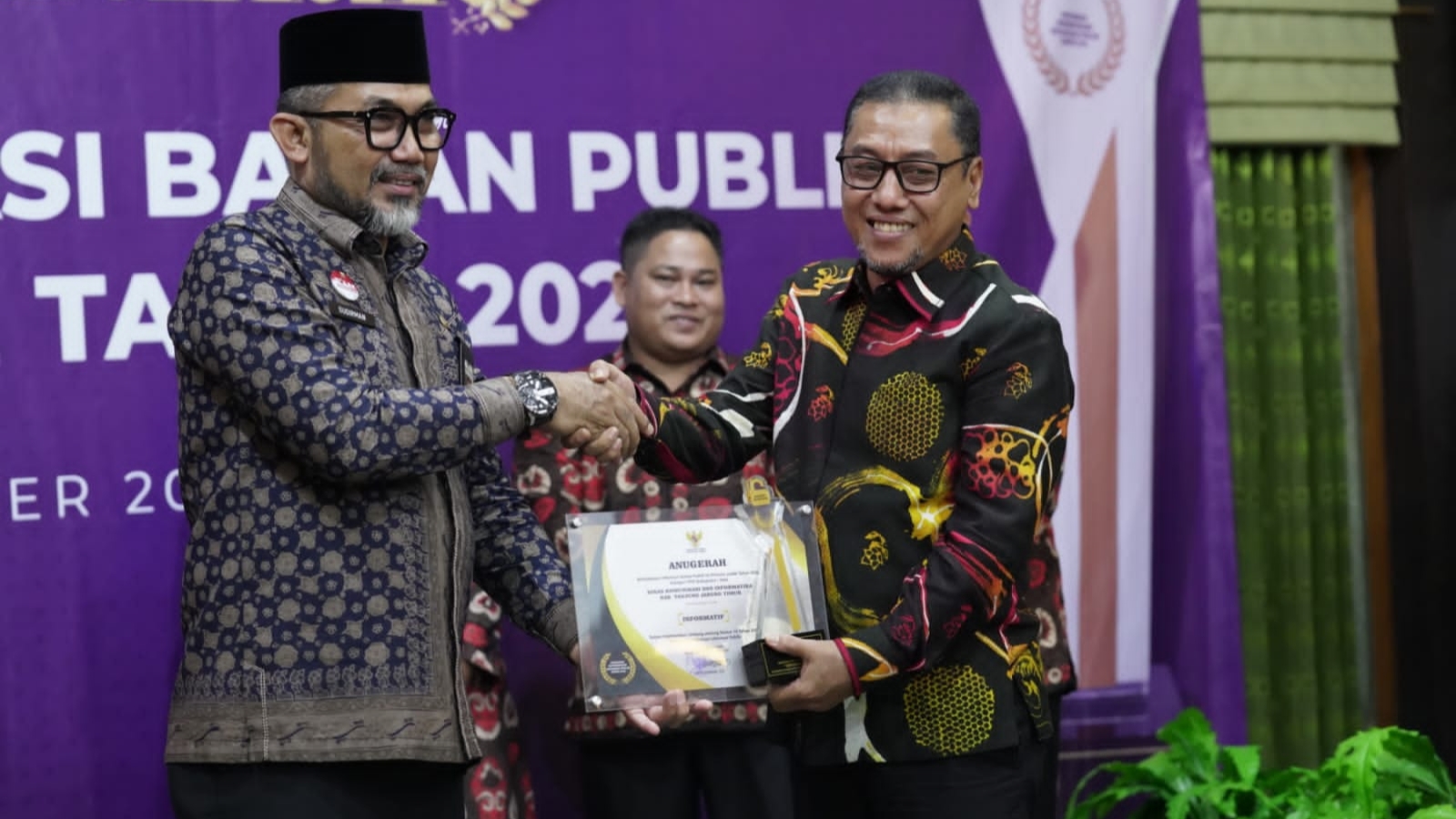 Sekda Sapril saat terima penghargaan dari Sekda Sudirman 