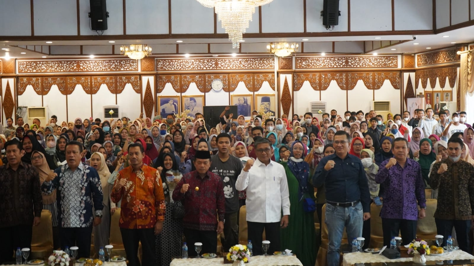 Al Haris penyerahan bantuan UMKM program Dumisake di Rumdis Gubernur Jambi, Minggu (18/12)