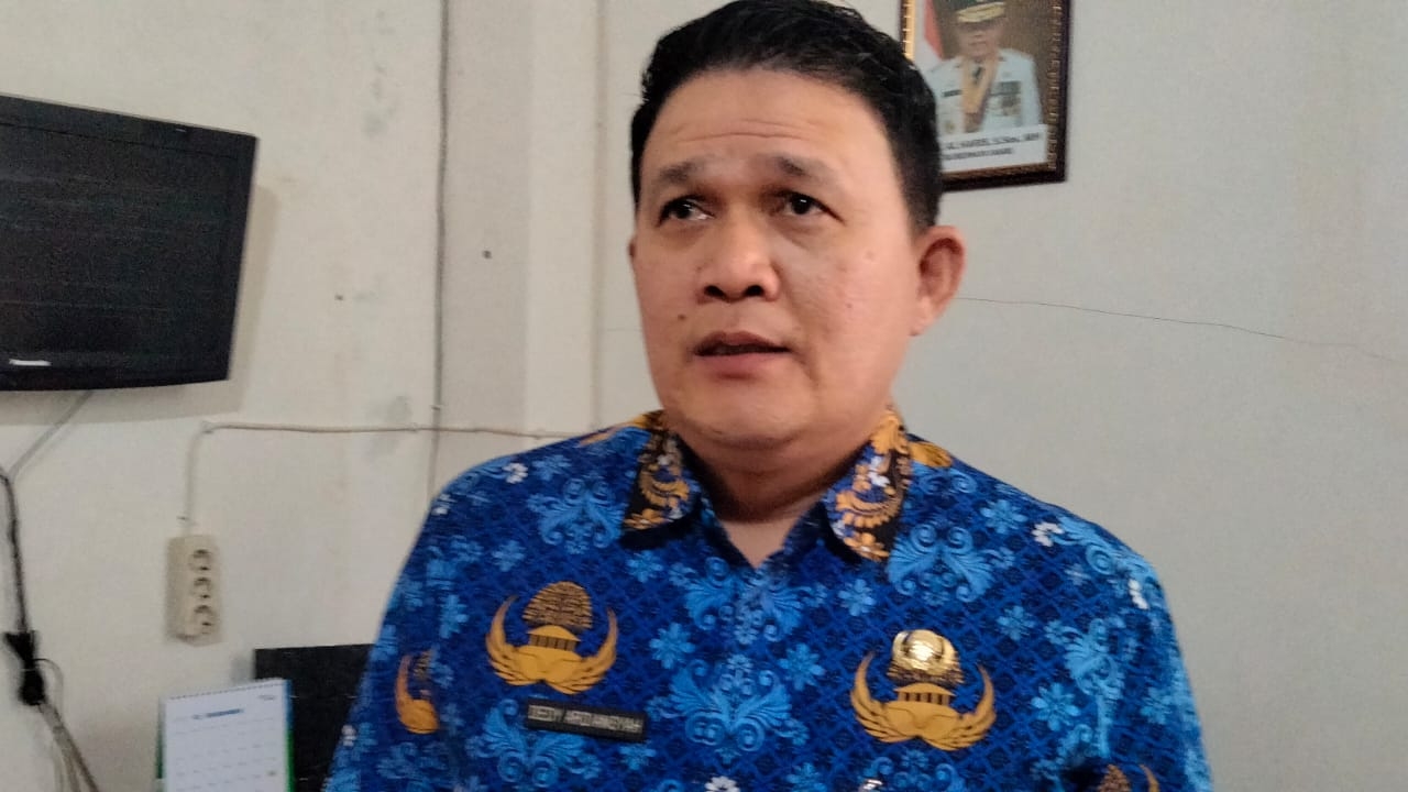HI Disnakertrans Provinsi Jambi, Dedy Ardiansyah saat diwawancarai di ruang kerjanya, Selasa (20/12)