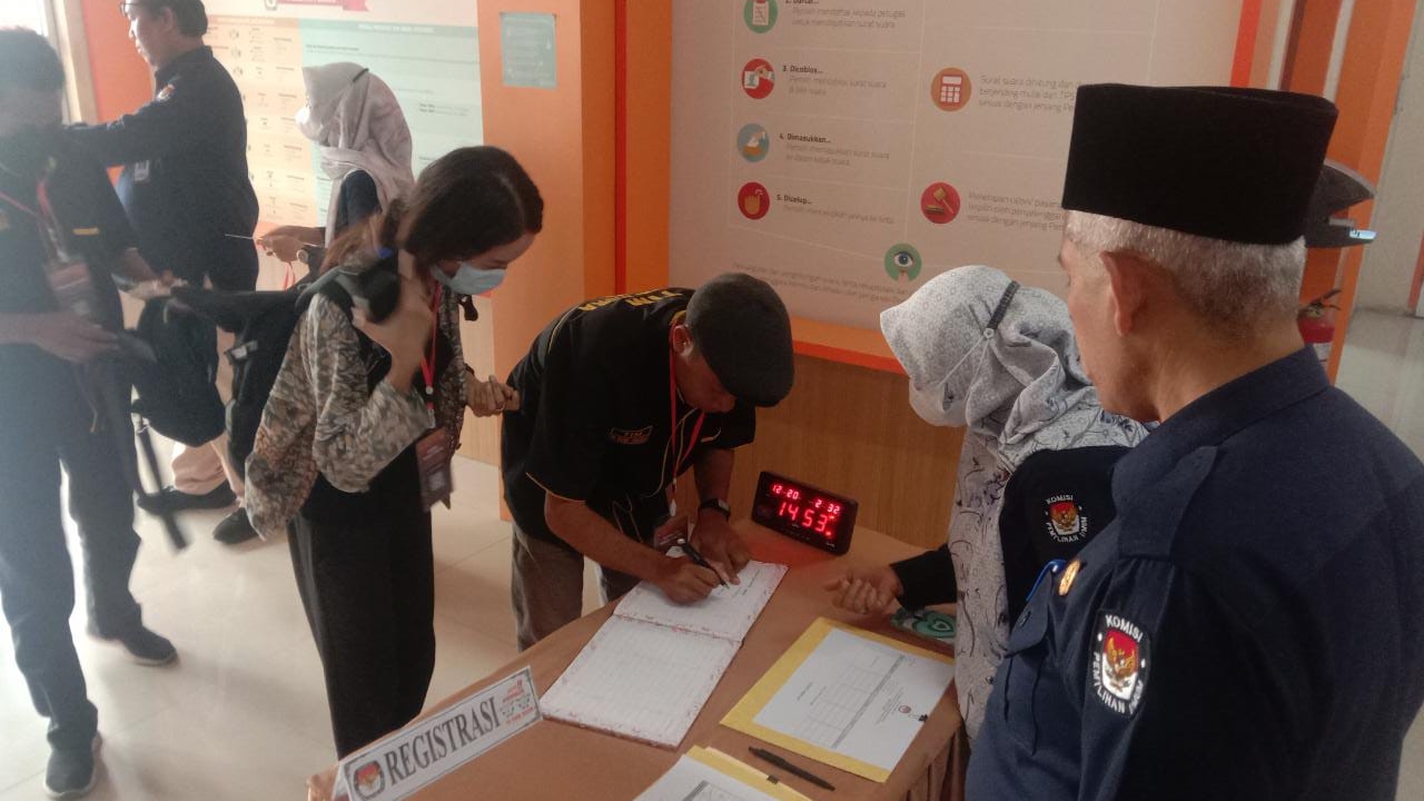 Tim Sum Indra menyerahkan dukungan syarat maju DPD RI di KPU Provinsi Jambi, Selasa (20/12)