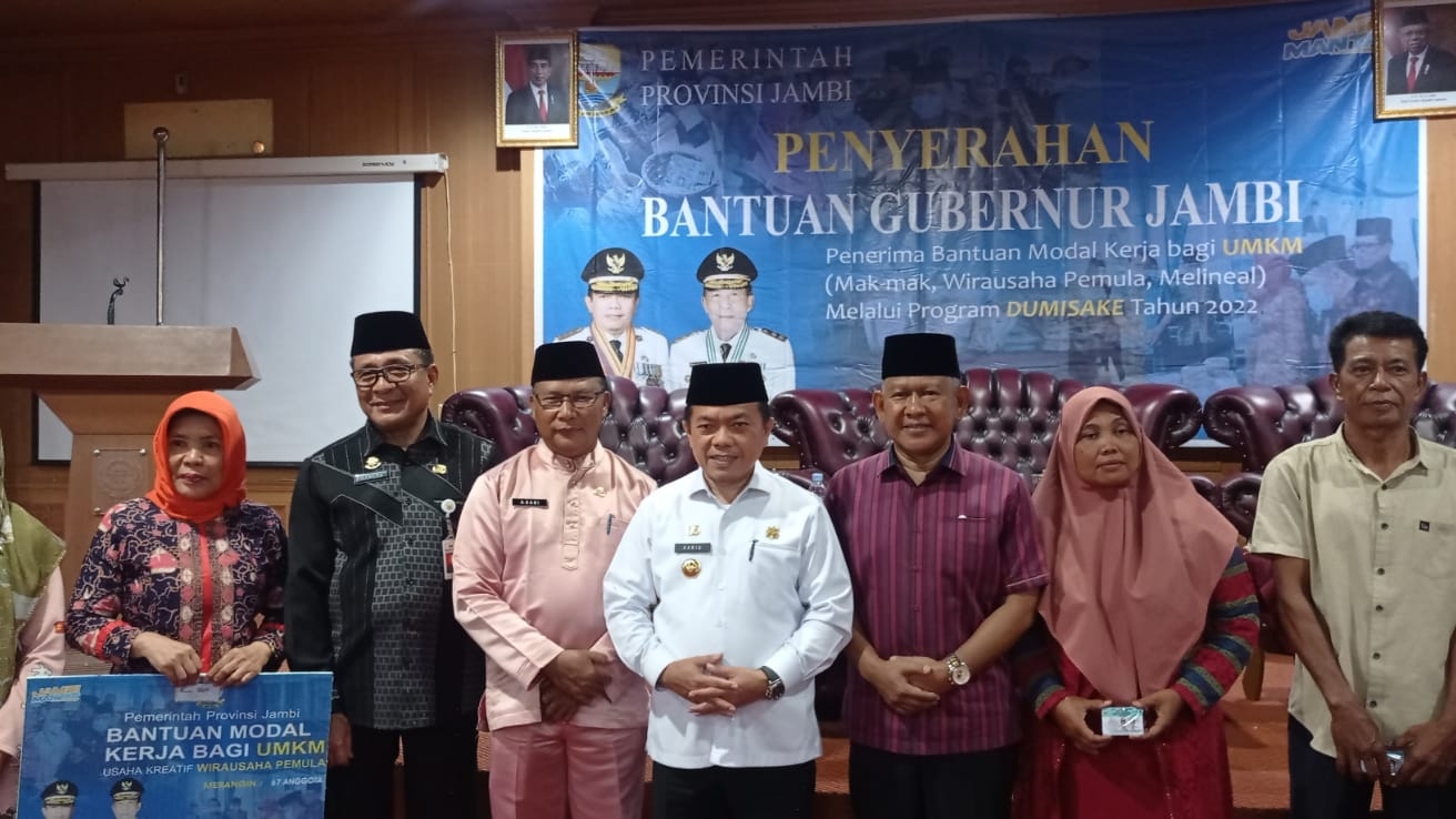 Gubernur Al Haris serahkan bantuan Mak-mak dan millenial untuk Merangin, Selasa (20/12)