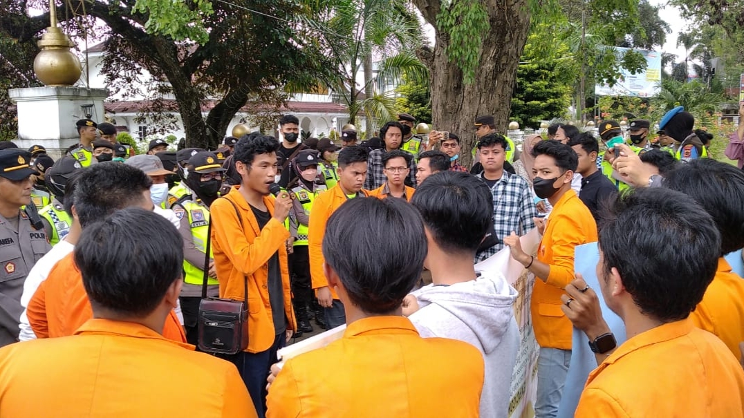 Aksi mahasiswa UNJA minta oknum dosen D diproses di halama Rumdis Rektor, Telanaipura, Selasa (20/12