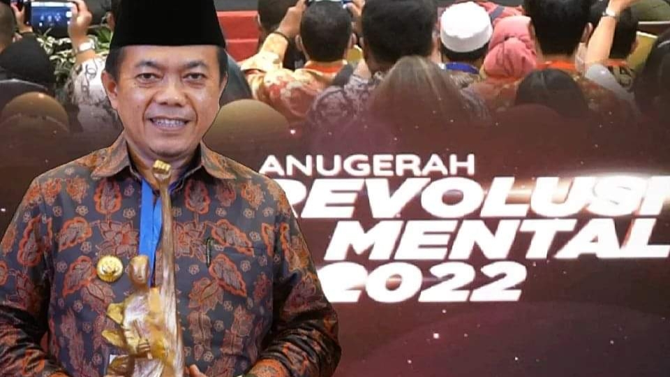 Al Haris terima Anugerah Revolusi Mental 2022 yang diserahkan Wapres Ma'ruf Amin, Rabu (21/12)