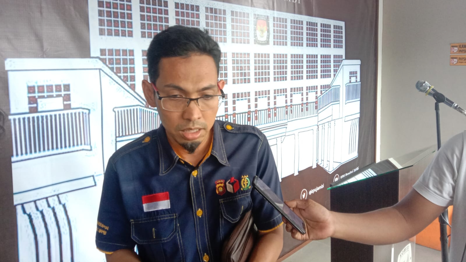 Pimpinan Bawaslu Provinsi Jambi, Ari Juniarman saat diwawancarai, Kamis (22/12)