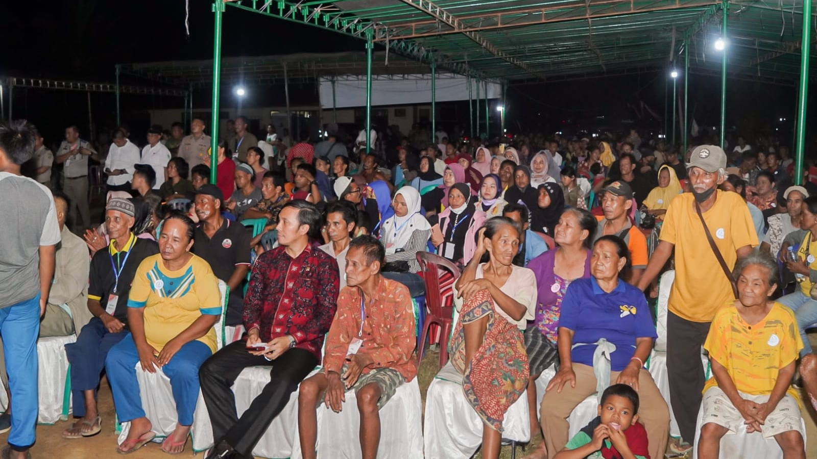 Edi saat penyerahan sertifikat ke warga SAD 113 di eks PT BSP, Rabu (21/12) malam