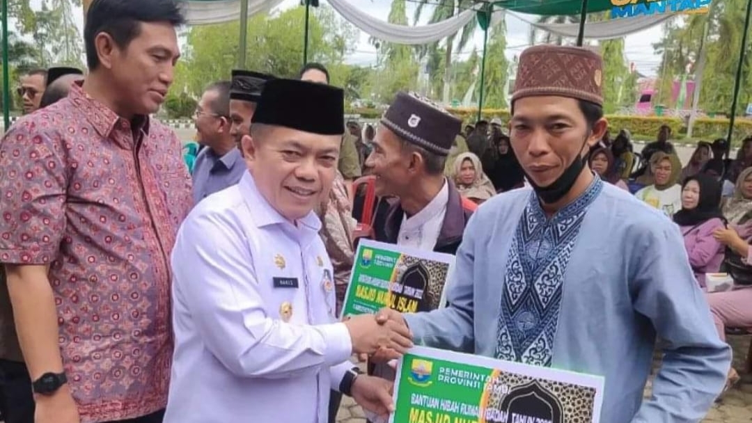 Al Haris penyerahan dana hibah untuk rumah ibadah di halaman Kantor Bupati Batanghari, Jumat (23/12)