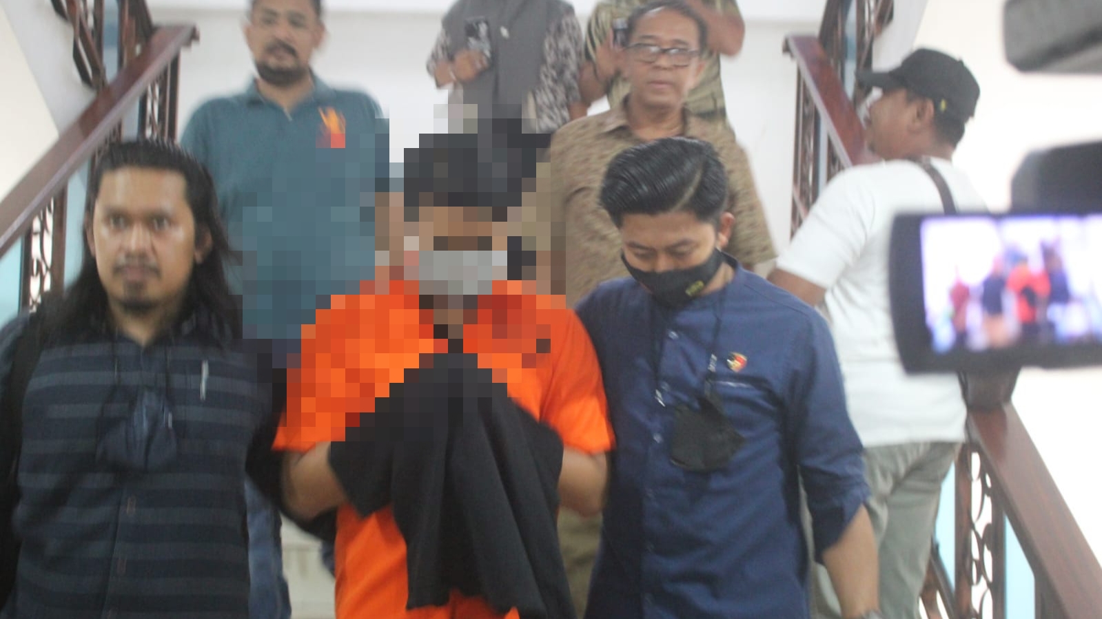 Oknum dosen UNJA D saat ditetapkan tersangka usai pemeriksaan di Polda Jambi, Jumat (23/12)