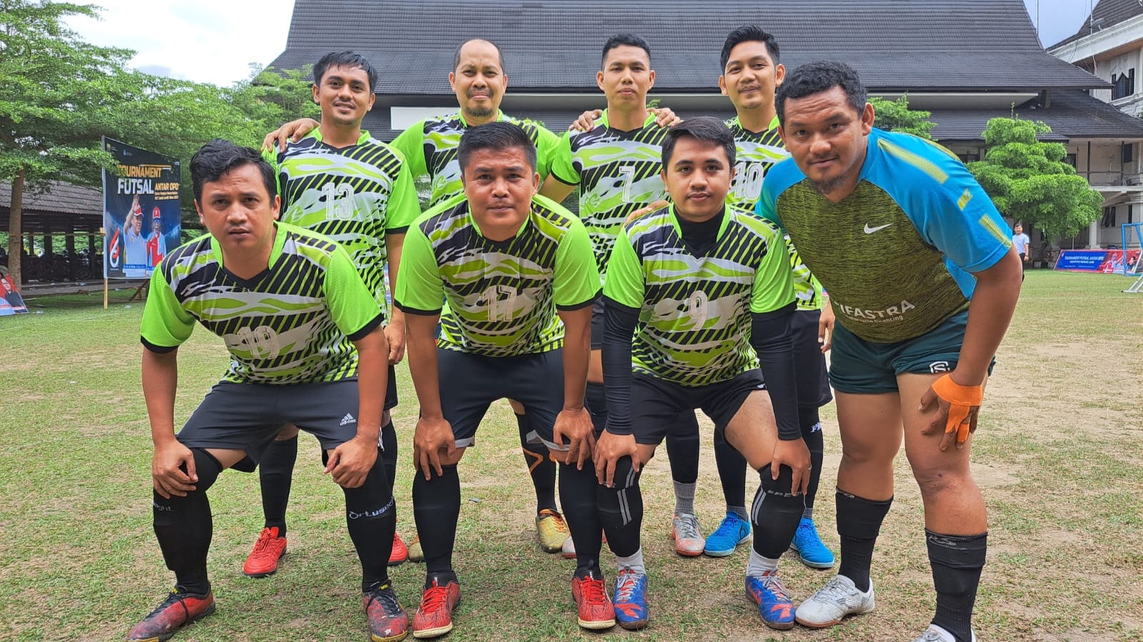 Pers FC B berlaga di turnamen Futsal antara OPD di halaman Kantor Gubernur Jambi, Selasa (27/12)