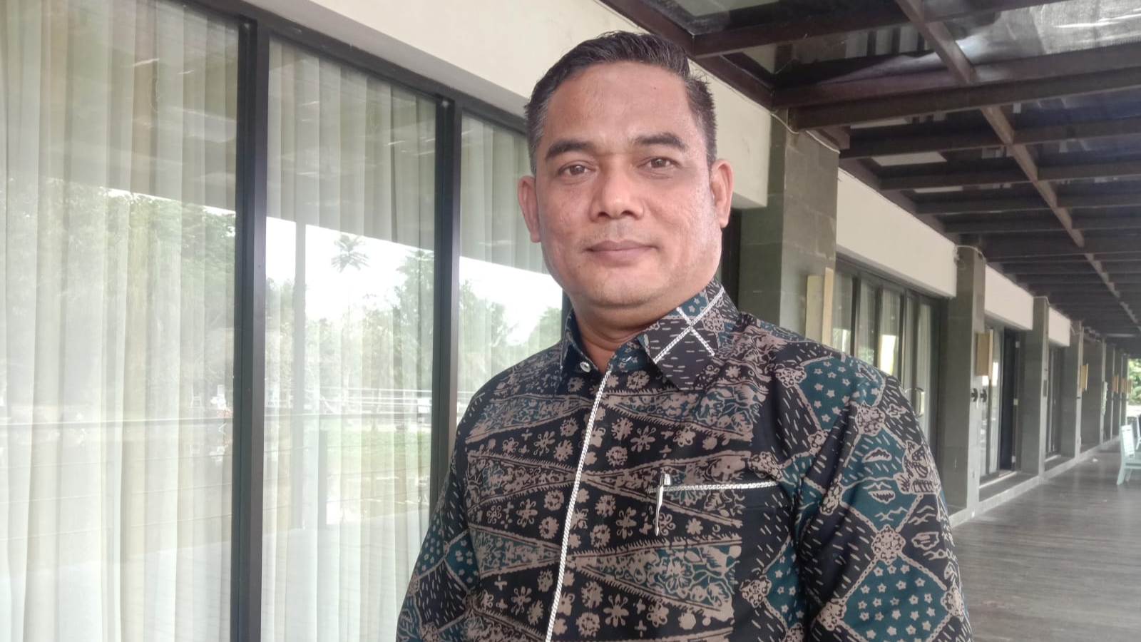 Komisioner KPU Kota Jambi, Abdul Rahim saat diwawancarai di Rumah Kito Hotel, Selasa (27/12)