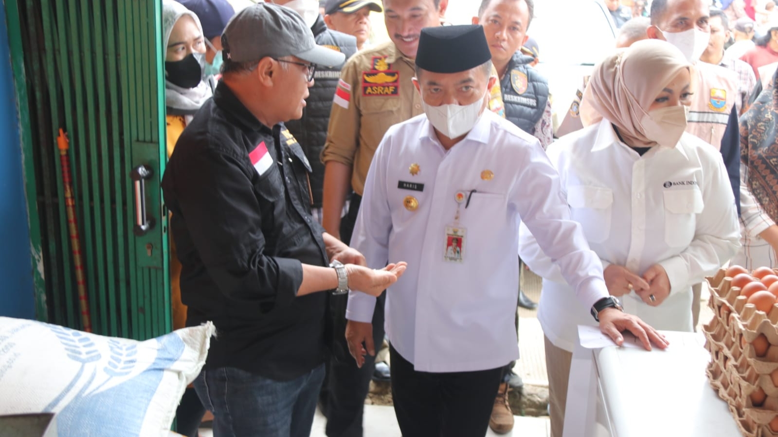 Gubernur Al Haris saat operasi pasar di Pasar Angso Duo Baru Jambi, Jumat (23/12)