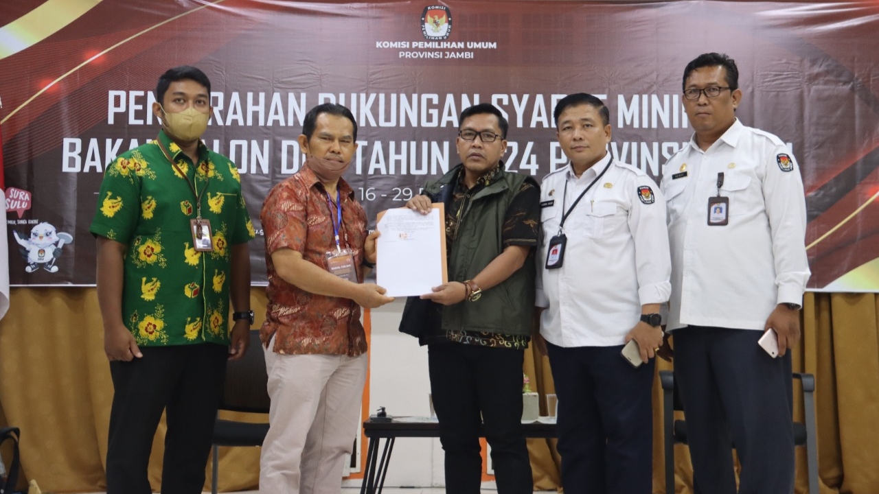 Erwin saat penyerahan syarat dukungan ke KPU Provinsi Jambi, Kamis (28/12)
