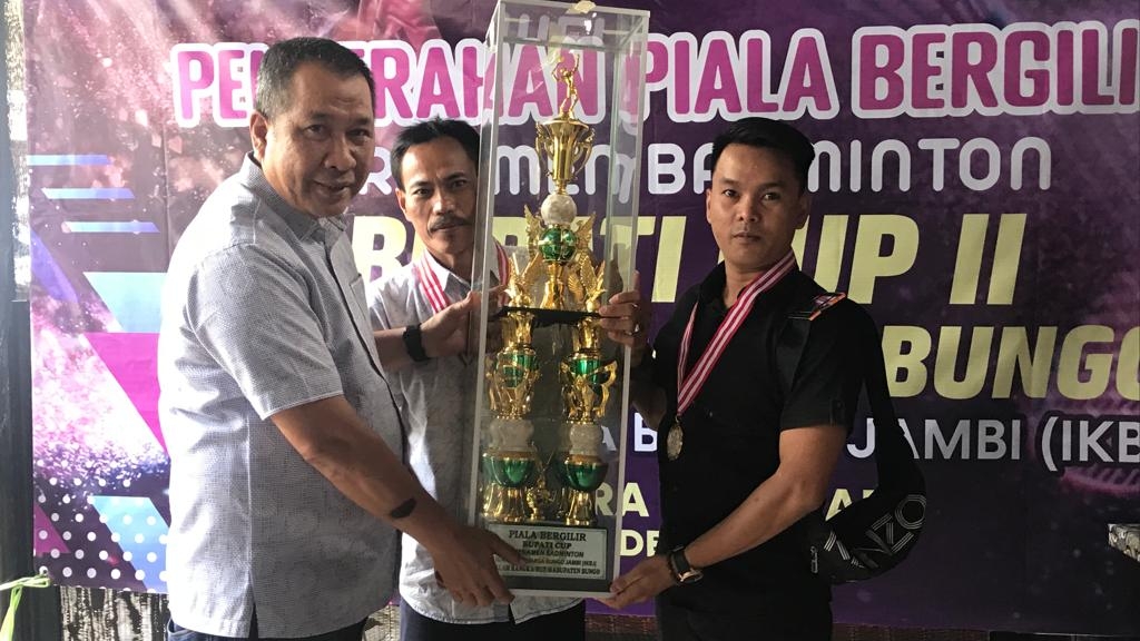 Syahrasaddin saat serahkan hadiah piala bergilir kepada pemenang Turnamen Badminton Bupati CUP II