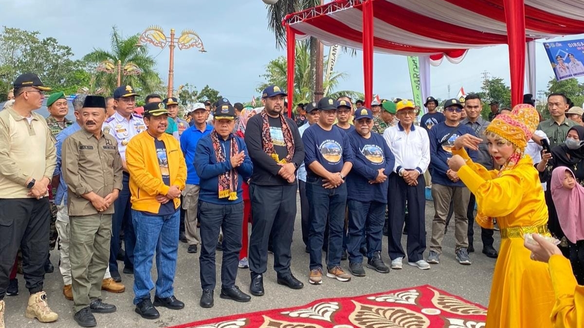 Al Haris, Wakil Ketua DPRD Jambi dan Pj Bupati Sarolangun lepas Milir Berakit, Jumat (30/12)