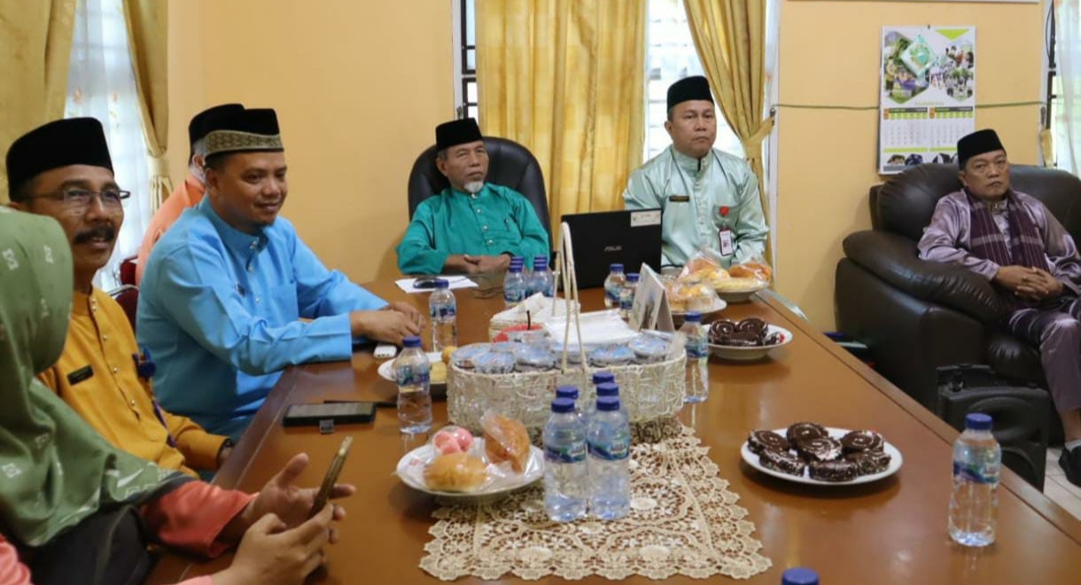 Bupati usai zoom meeting terkait pencabutan PPKM di Dinkes Merangin, Senin (2/1)