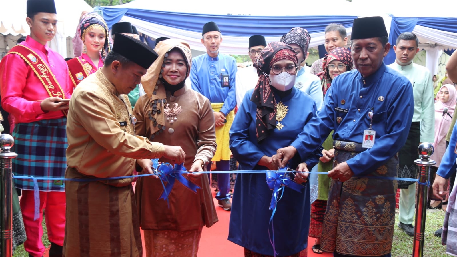 Al Haris saat membuka Jambi Mantap Expo 2023 di halaman Kantor Gubernur Jambi, Selasa (3/1)