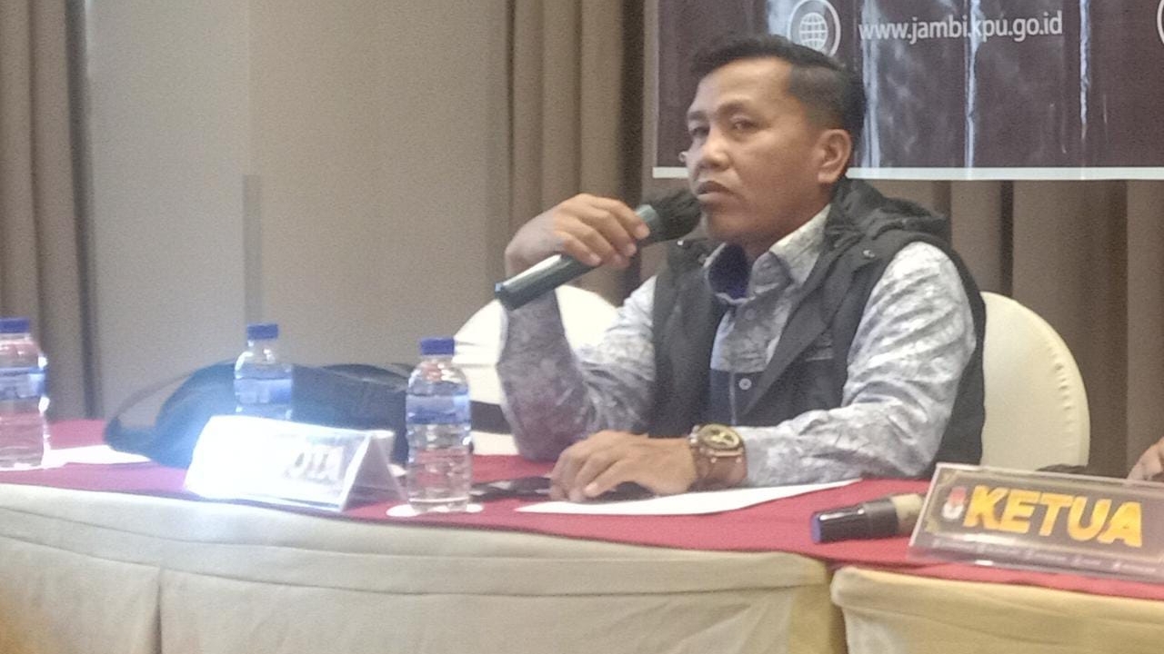 Apnizal saat sosialisasi peraturan dan JDIH di Aston Hotel Kota Jambi, Rabu (27/12)