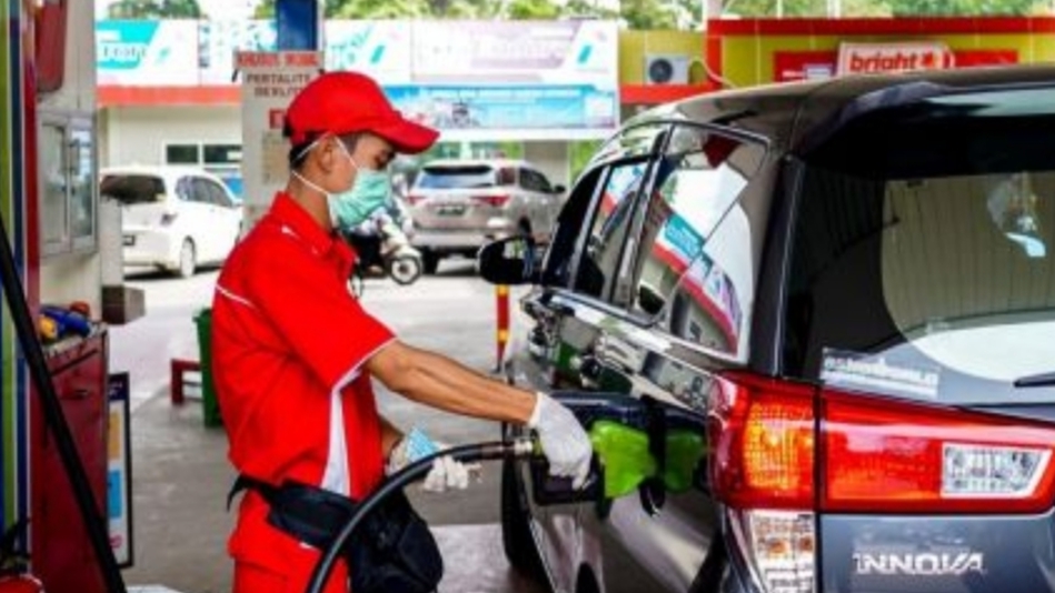 Ilustrasi petugas SPBU mengisi BBM