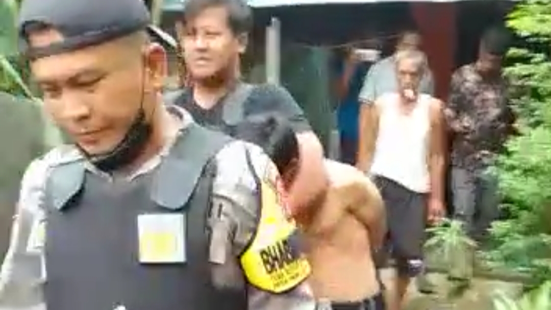 Polisi saat ringkus pelaku pembunuh orangtunya di Tanjab Barat, Rabu (4/1)