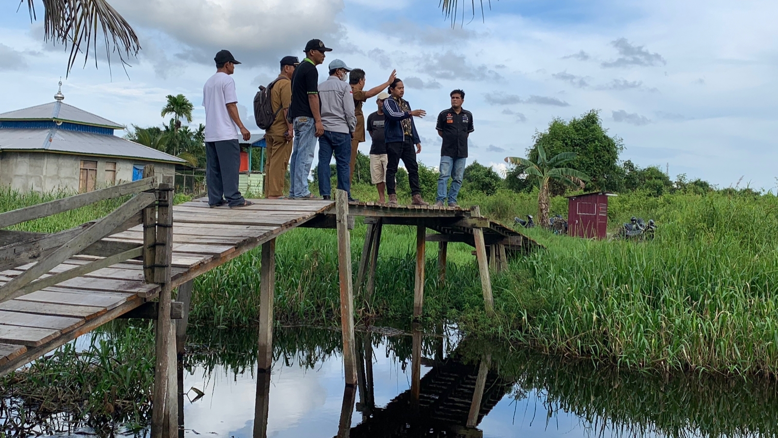 Syufrayogi bersama PUPR Tanjab Barat saat tinjau banjir di Kecamatan Bramitam, Kamis (5/1)