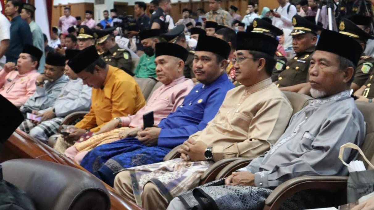 Bupati Mashuri (kanan) saat hadiri Paripurna Istimewa di DPRD Provinsi Jambi, Jumat (6/1)