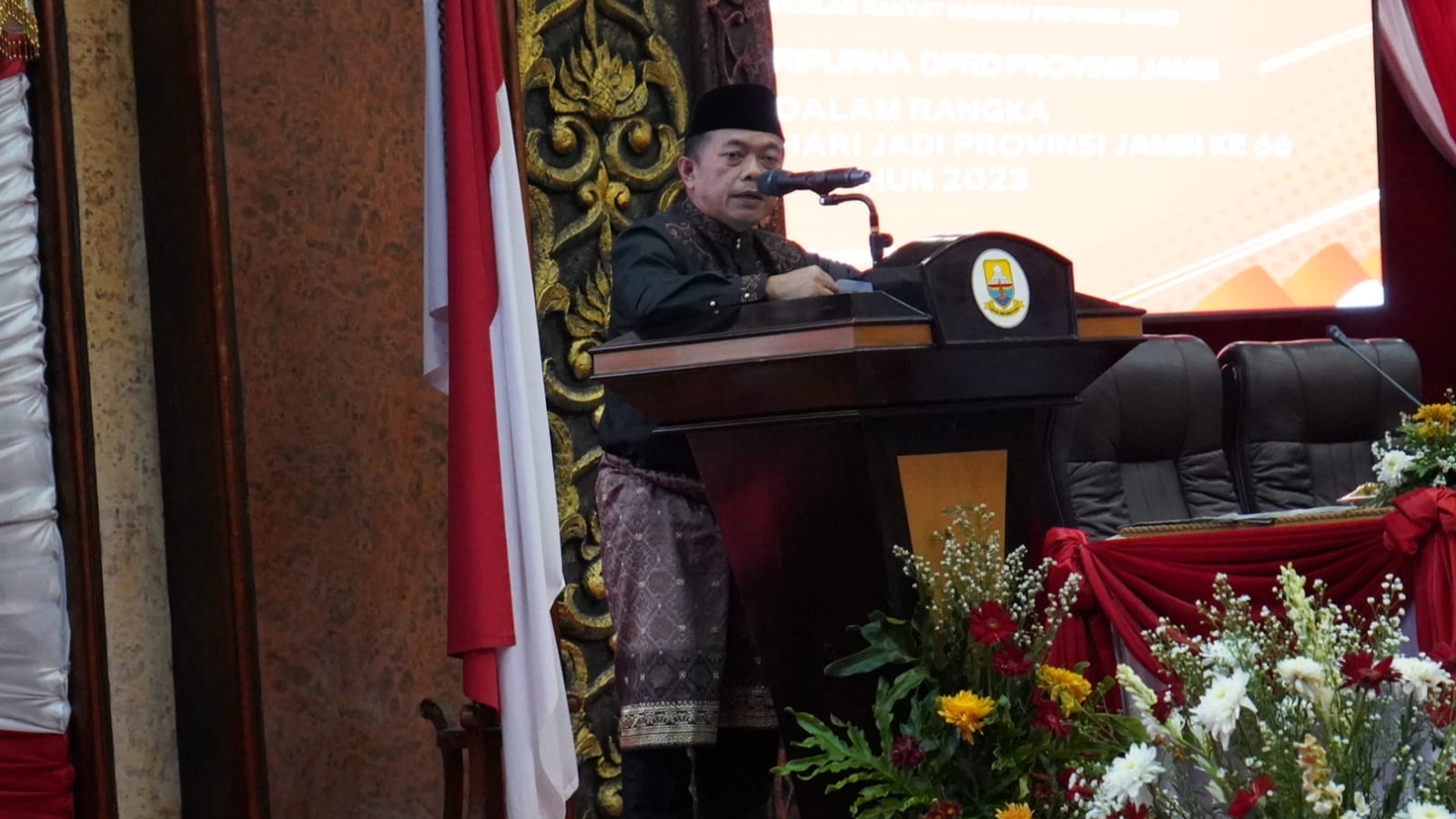 Al Haris saat pemaparan di Paripurna Istimewa HUT ke-66 Provinsi Jambi di DPRD Jambi, Jumat (6/1)