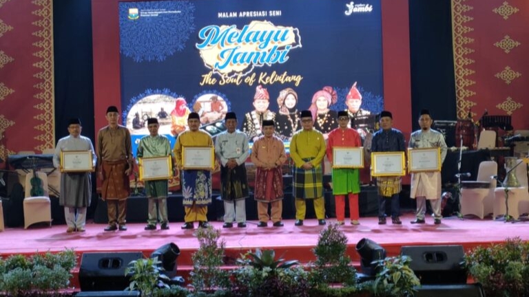 Al Haris serahkan sertifikat budaya Jambi di Rumdis Gubernur, Jumat (6/1) malam