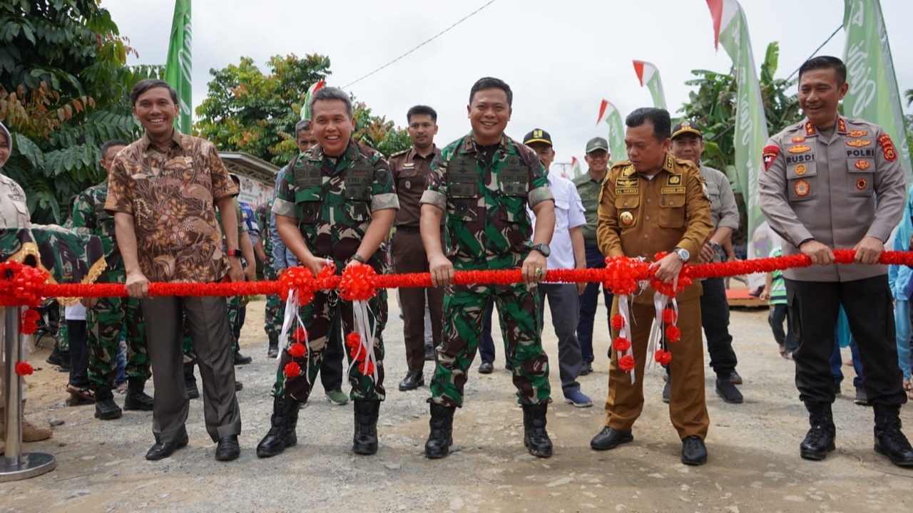 Al Haris, Pangdam II Sriwijaya, Danrem dan Ketua DPRD Jambi saat peresmian jalan Karmeo-Kilangan