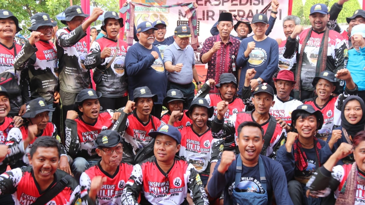 Al Haris-Abdullah Sani sambut kedatangan Tim Ekspedisi Milir Berakit di Tanggo Rajo, Sabtu (7/1)
