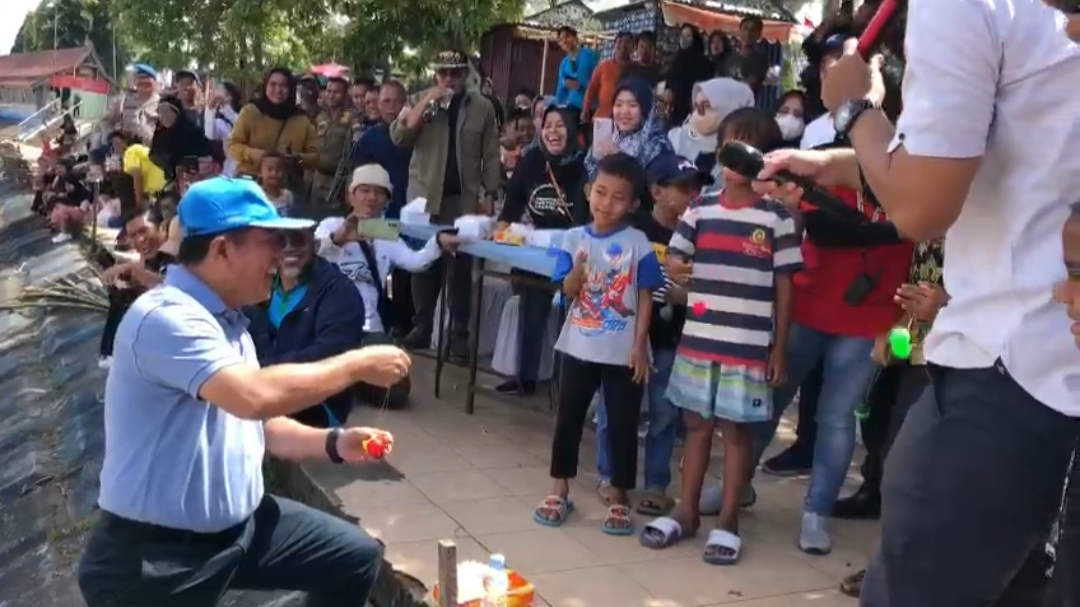 Al Haris saat bermain lato-lato dengan anak-anak di Ancol Kota Jambi, Sabtu (7/1)
