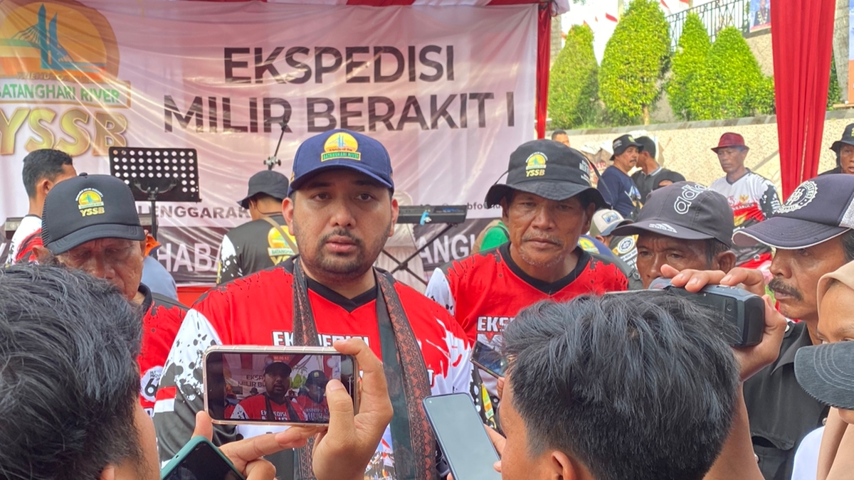Pinto Jayanegara saat diwawancarai awal media saat tiba di Tanggo Rajo, Sabtu (7/1)