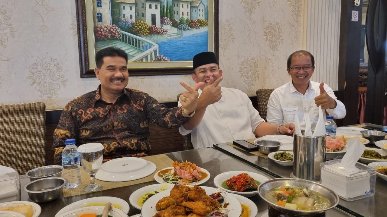 Silaturahmi pengurus SMSI Jambi dengan Dewan Pembina-Penasehet di Restoran Pagi Sore,Kamis (12/1)