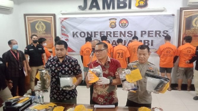 Konferensi pers penangkapan 8 tersangka penyalahgunaan narkotika di Mapolda Jambi, Jumat (13/1)