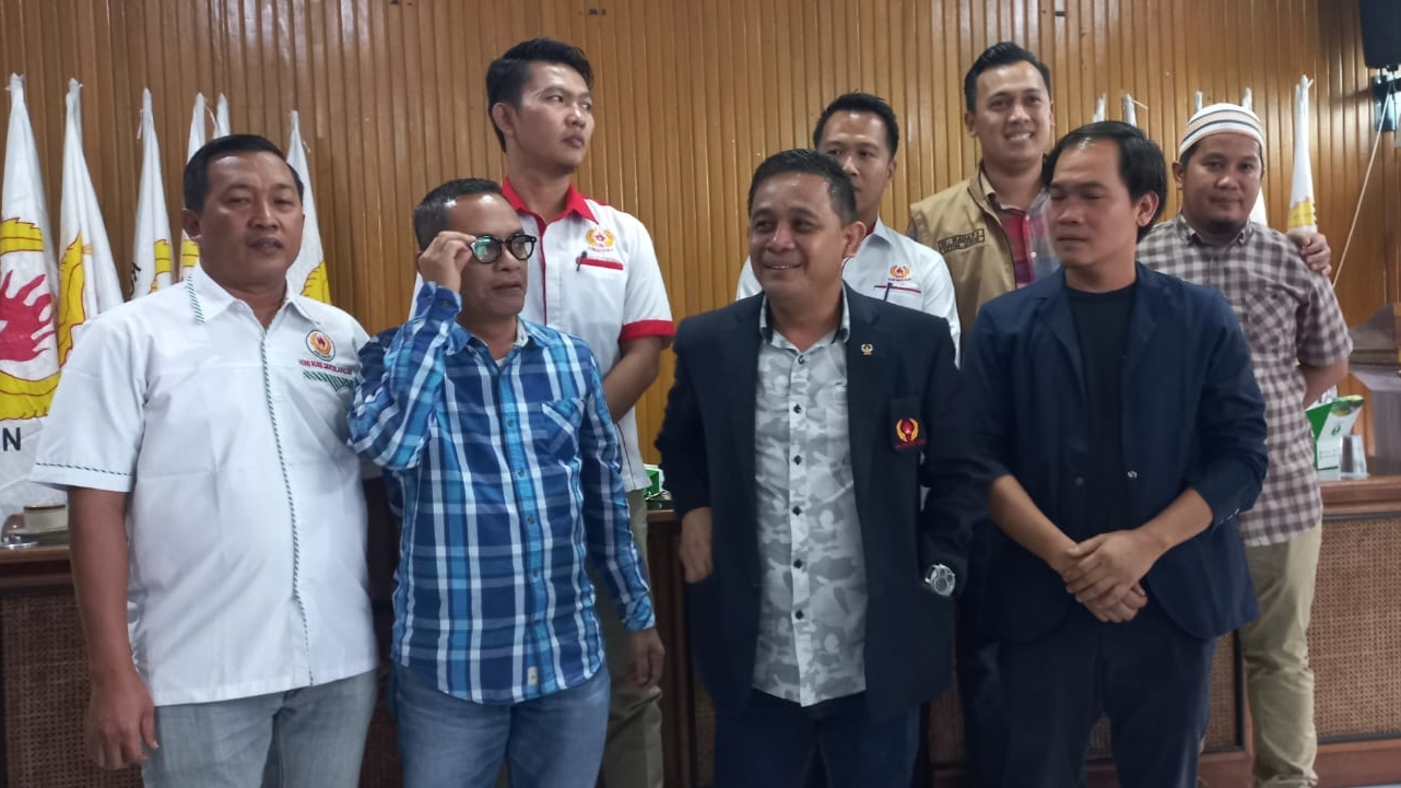 Budi Setiawan (tengah) saat diwawancarai usai rapat konsolidasi pelaksanaan Porprov, Sabtu (14/1)