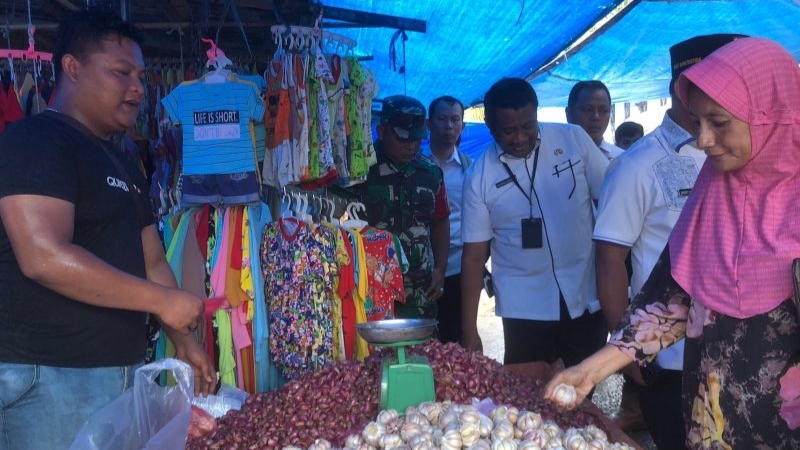 TPID Tanjab Timur saat pantau harga bahan pokok di Pasar Simpang Kiri, Rabu (18/1)
