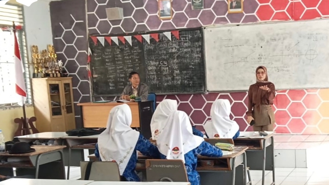 Eka Marlina saat beri motivasi anak didik SMA Titian Teras, Selasa (17/1)