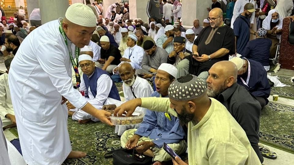 Al Haris saat bagi-bagi kurma ke jamaah Masjidil Haram Mekkah, Kamis (19/1)