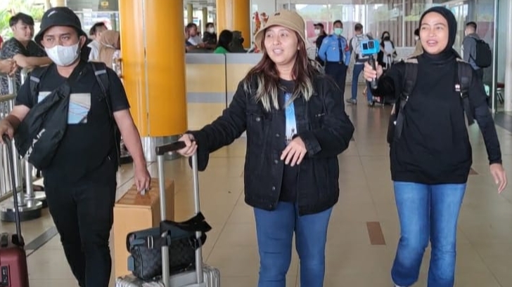 Kedatangan personel Band Kotak di Bandara Sultan Thaha Jambi, Sabtu (21/1)