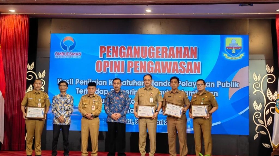 Disdik Provinsi Jambi terima penghargaan pelayanan terbaik dari Ombudsman RI, Selasa (31/1)