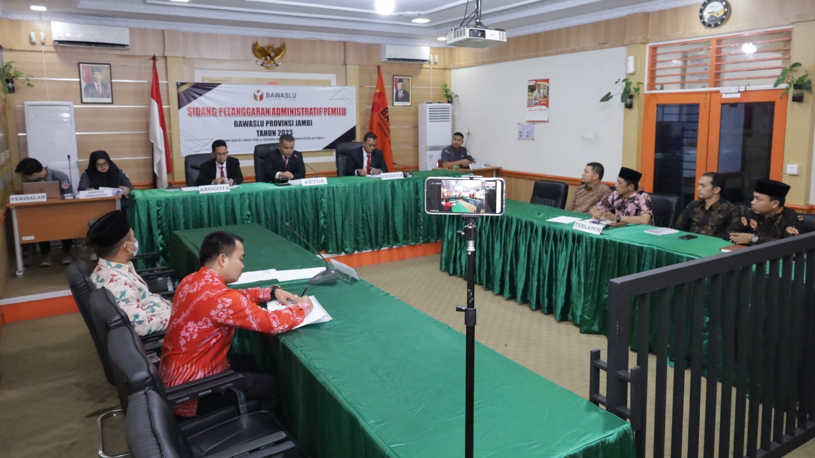 Sidang pembacaan laporan dugaan pelanggaran KPU Sarolangun di Bawaslu Jambi, Jumat (3/2)