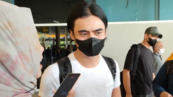 Charly Setia Band diwawancarai saat tiba di Bandara Sultan Thaha Jambi, Sabtu (4/2)